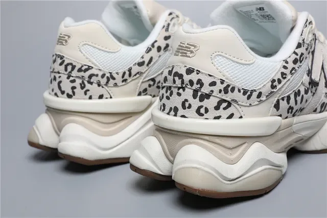New Balance 9060 Tênis Lifestyle estampado de leopardo creme e goma 2