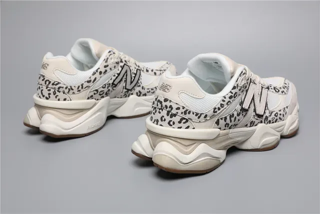 New Balance 9060 Tênis Lifestyle estampado de leopardo creme e goma 3