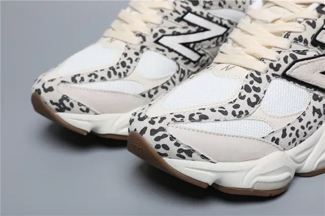 New Balance 9060 Tênis Lifestyle estampado de leopardo creme e goma 4