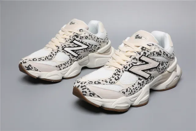 New Balance 9060 Tênis Lifestyle estampado de leopardo creme e goma 5