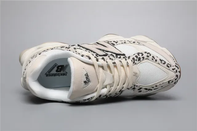 New Balance 9060 Tênis Lifestyle estampado de leopardo creme e goma 7