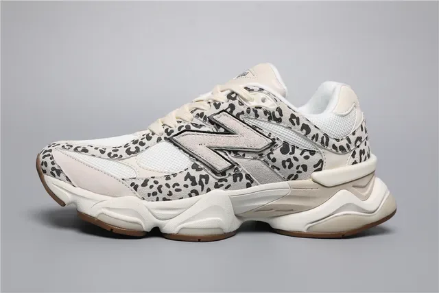 New Balance 9060 Tênis Lifestyle estampado de leopardo creme e goma 9