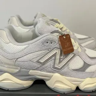 New Balance 9060 رمادي فاتح وكريمي حذاء رياضي كبير الحجم