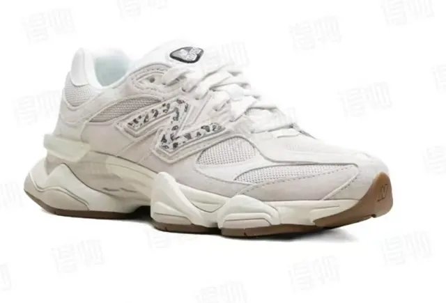 New Balance Tênis chunky bege e marrom com upper de mesh e suede em camadas, midsole sculptado de densidade multi 3