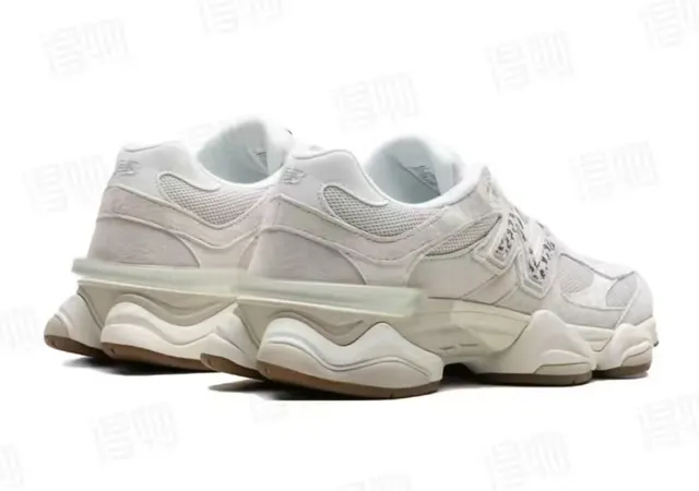 New Balance Tênis chunky bege e marrom com upper de mesh e suede em camadas, midsole sculptado de densidade multi 4