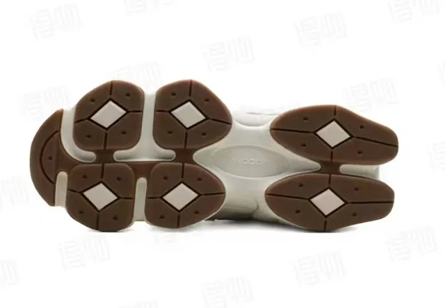 New Balance Tênis chunky bege e marrom com upper de mesh e suede em camadas, midsole sculptado de densidade multi 5