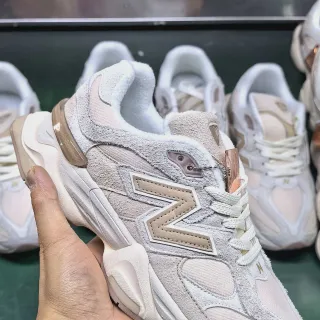 New Balance بيج أبيض قاعدة متعددة الطبقات مصقولة من السيدي والشبكة الهجينة أحذية سميكة