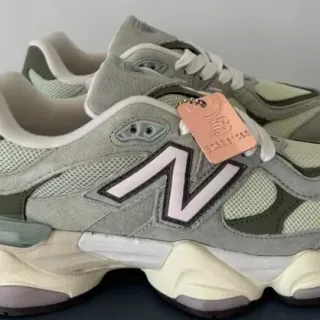 New Balance Gris Ejército Verde Suela Esculpida Upper Mixta de Ante y Malla Zapatillas Chunky
