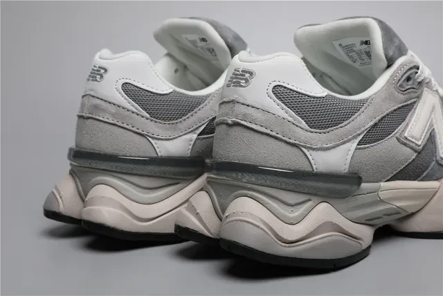 New Balance Gris Blanc Chunky Sculpté Midsole Mixed Mesh Et Daim Superior Lifestyle Sneakers 2