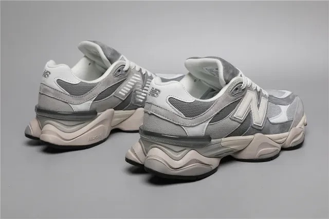 New Balance Gris Blanc Chunky Sculpté Midsole Mixed Mesh Et Daim Superior Lifestyle Sneakers 3