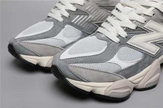 New Balance Gris Blanc Chunky Sculpté Midsole Mixed Mesh Et Daim Superior Lifestyle Sneakers 4