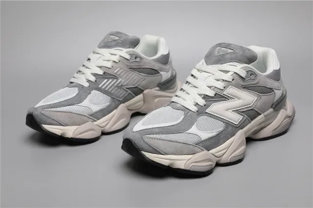 New Balance Gris Blanc Chunky Sculpté Midsole Mixed Mesh Et Daim Superior Lifestyle Sneakers 5