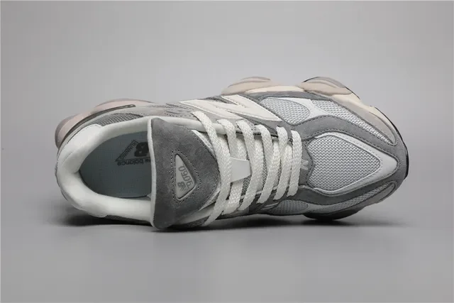 New Balance Gris Blanc Chunky Sculpté Midsole Mixed Mesh Et Daim Superior Lifestyle Sneakers 7