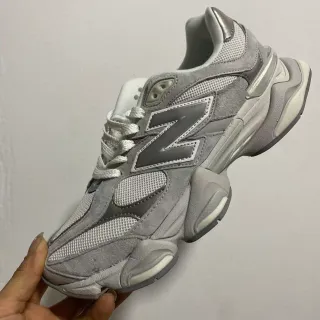 New Balance Gris Blanco Mediasuela multicapa Parte superior mixta de malla y ante Zapatillas chunky