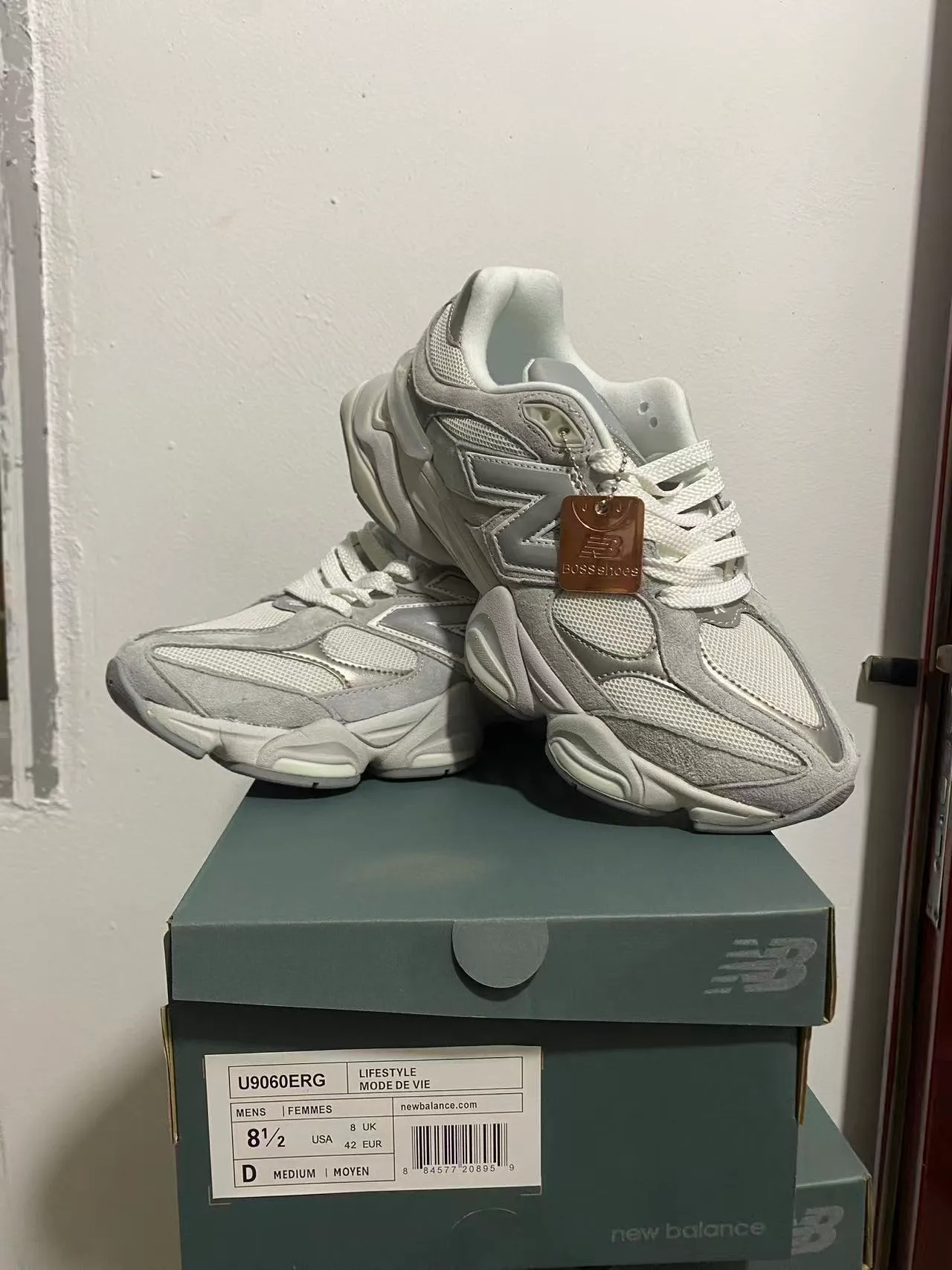New Balance رمادي أبيض وسطى متعددة الطبقات مزيج شبك ومواه حذاء سميك 2