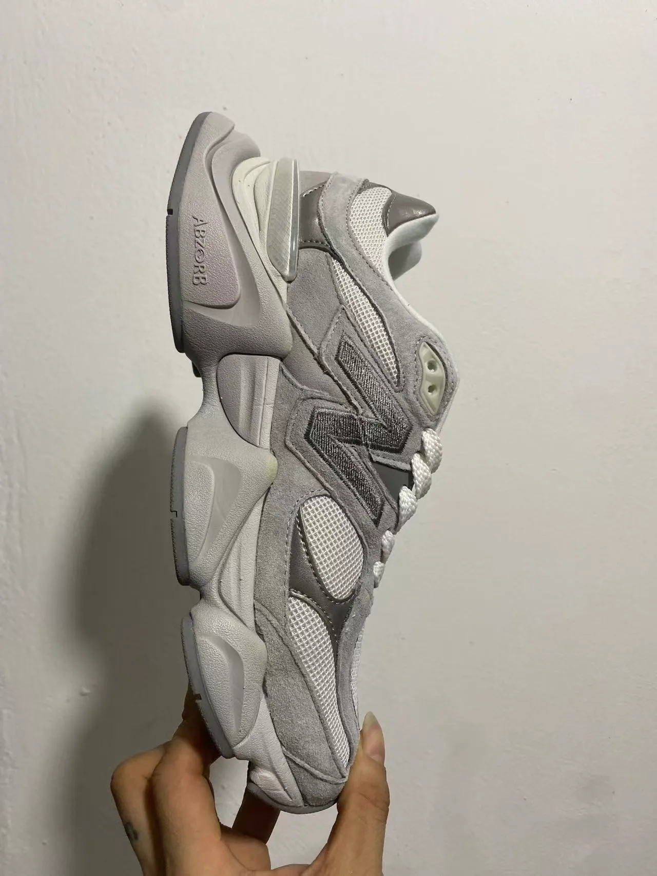 New Balance رمادي أبيض وسطى متعددة الطبقات مزيج شبك ومواه حذاء سميك 3