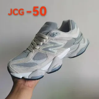 New Balance Zapatillas chunky gris blanco con suela media tallada, malla y construcción de overlay de ante