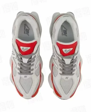 New Balance Tênis chunky com sola intermediária de mesh e sobreposição de suede vermelho e cinza 4