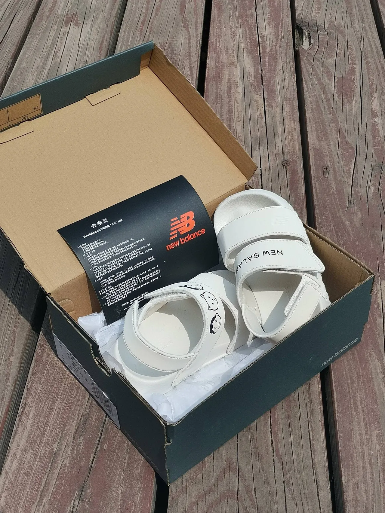 New Balance Sandales Casual Blanc et Noir à deux brides avec fermeture Velcro 5