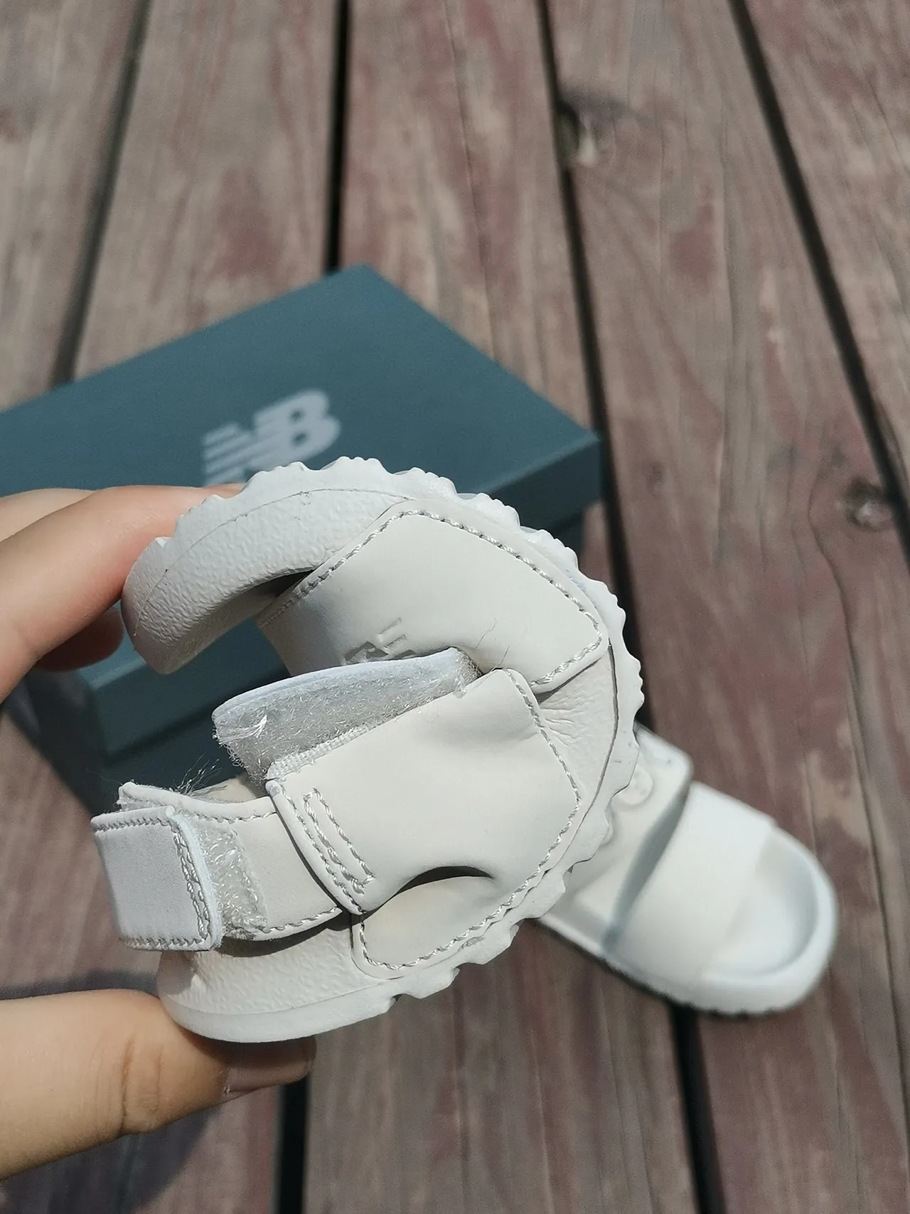 New Balance Sandales Casual Blanc et Noir à deux brides avec fermeture Velcro 6
