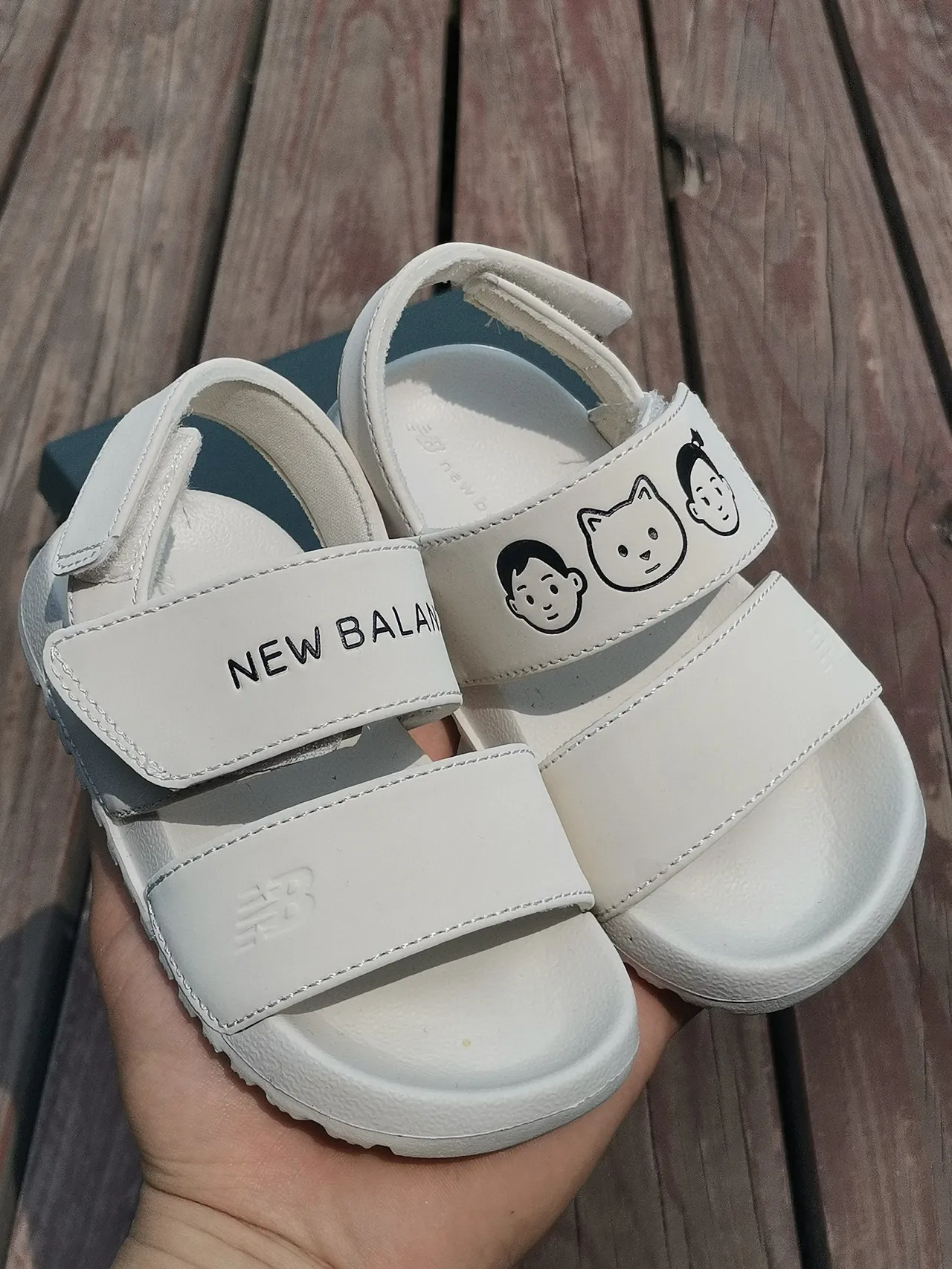 New Balance Sandales Casual Blanc et Noir à deux brides avec fermeture Velcro 8