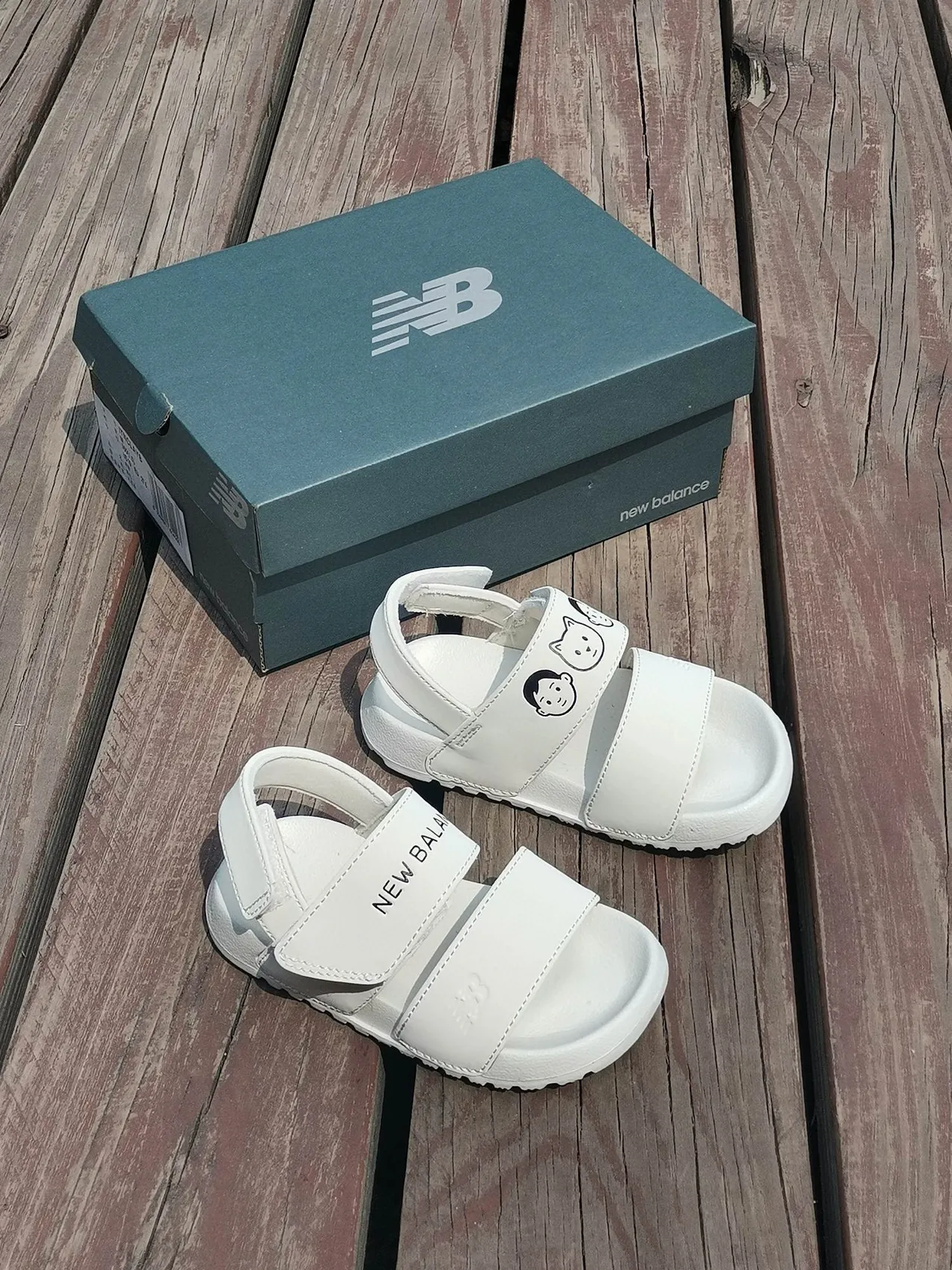 New Balance Sandales Casual Blanc et Noir à deux brides avec fermeture Velcro 10
