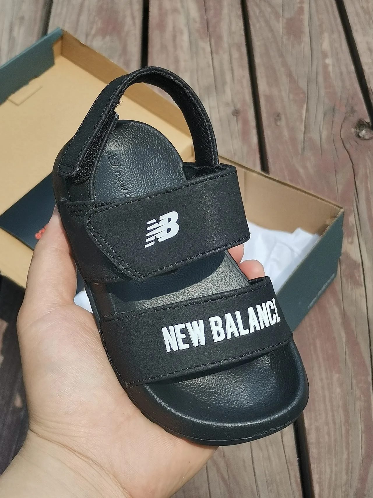 New Balance Sandales Casual Blanc et Noir à deux brides avec fermeture Velcro 13