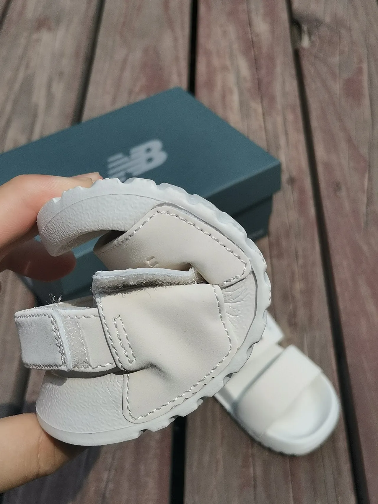New Balance Sandales Casual Blanc et Noir à deux brides avec fermeture Velcro 19
