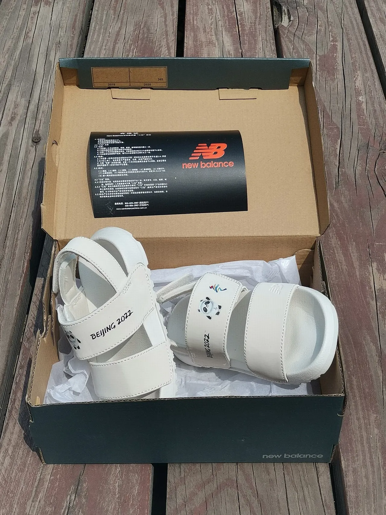 New Balance Sandales Casual Blanc et Noir à deux brides avec fermeture Velcro 21