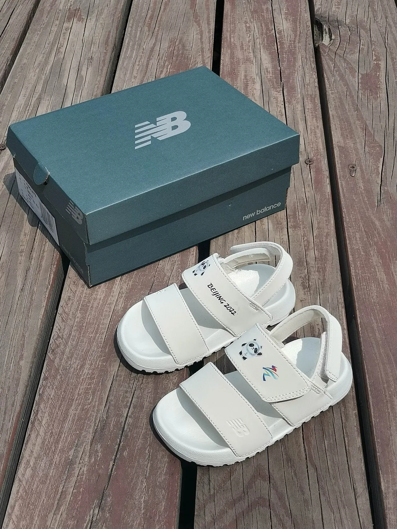 New Balance Sandales Casual Blanc et Noir à deux brides avec fermeture Velcro 23
