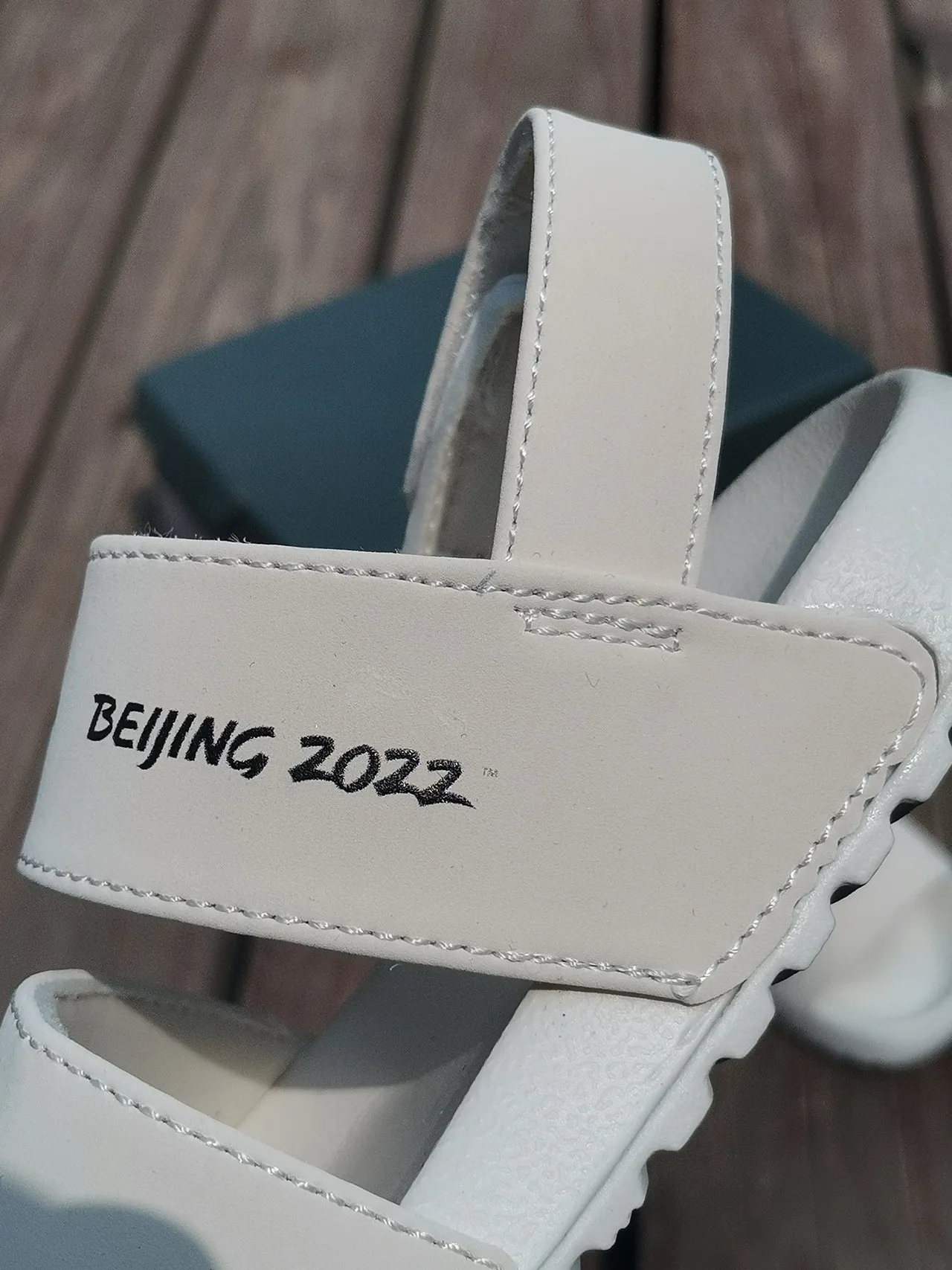 New Balance Sandales Casual Blanc et Noir à deux brides avec fermeture Velcro 24