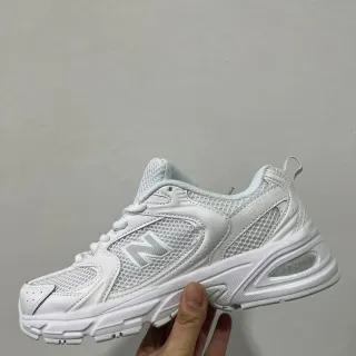 New Balance أحذية رياضية أسلوب حياة بيضاء ورمادية علوة شبكية وصناعية وسادة ثقيلة منحوتة