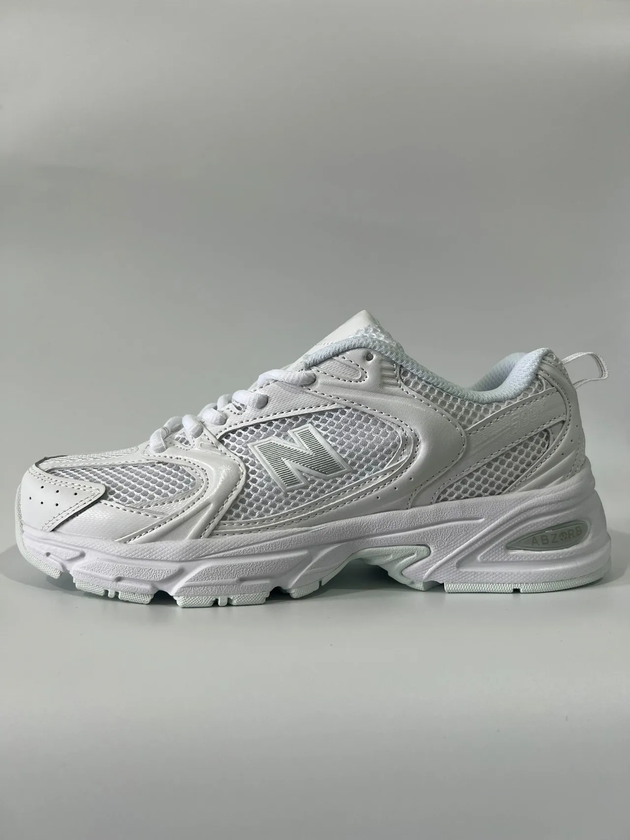 New Balance Chaussures Lifestyle Blanc Gris Mesh-and-Synthetic Upper Chunky Sculpted Midsole 4