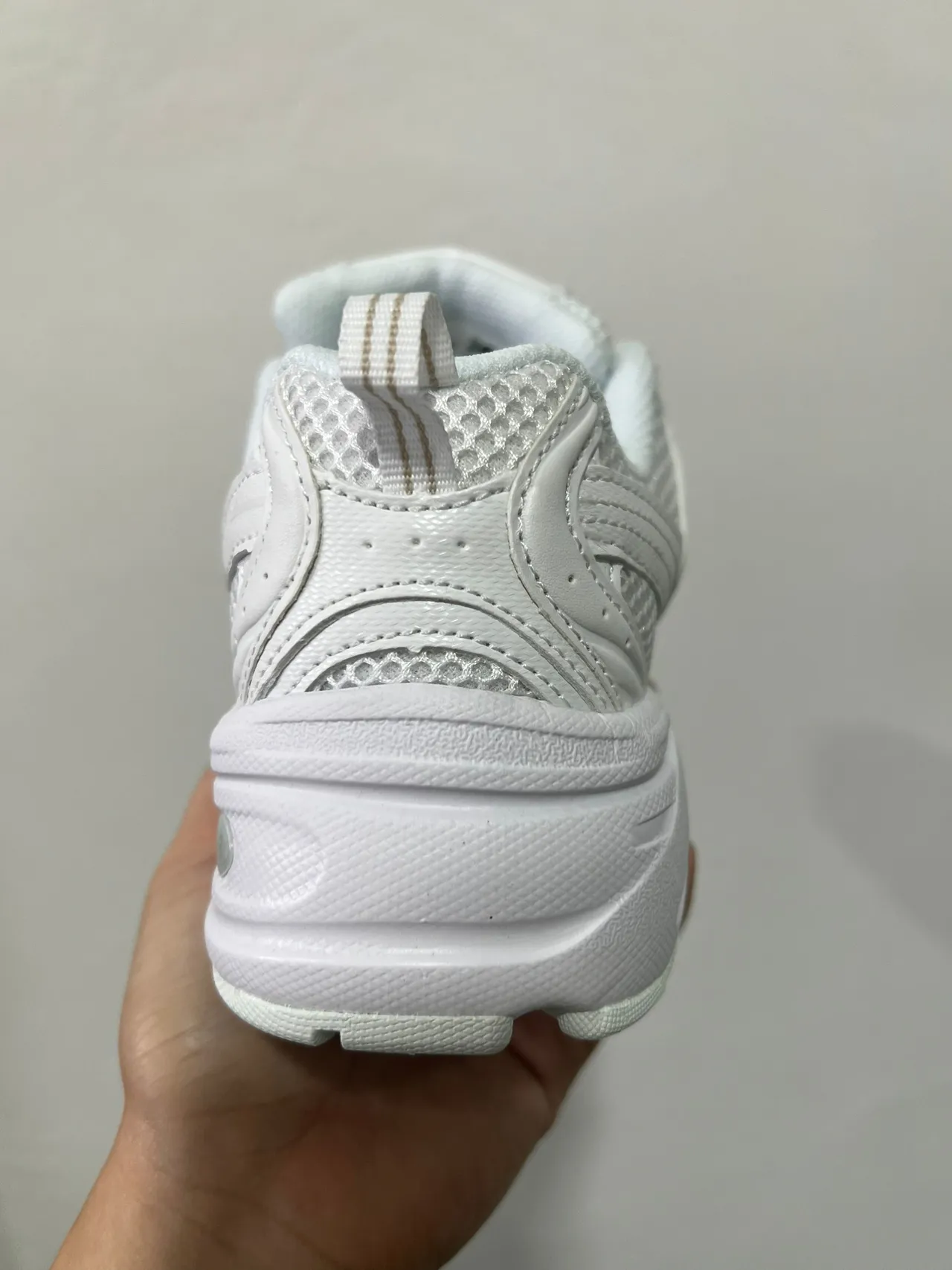 New Balance Chaussures Lifestyle Blanc Gris Mesh-and-Synthetic Upper Chunky Sculpted Midsole 5