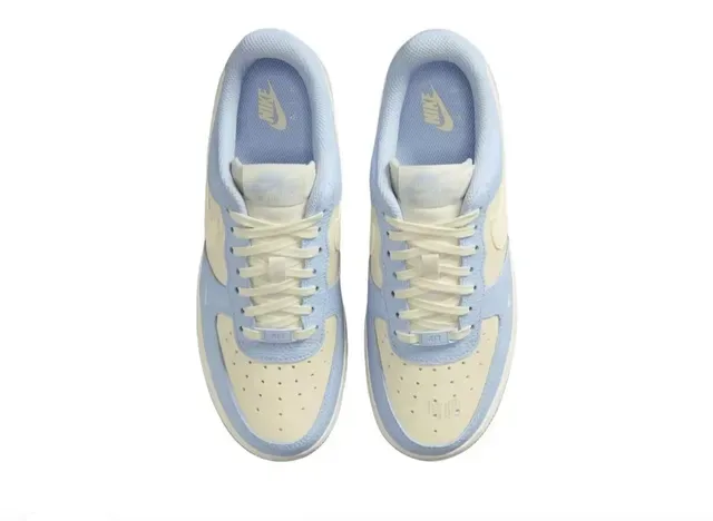 Nike Air Force 1 حذاء رياضي كاجوال باللون الأزرق الفاتح والكريمي 4