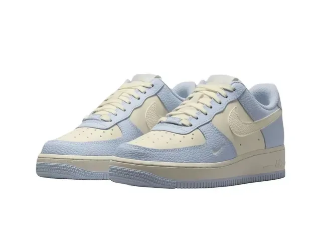 Nike Air Force 1 حذاء رياضي كاجوال باللون الأزرق الفاتح والكريمي 5