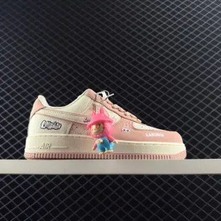 Nike Air Force 1 Low बेज और पिंक ग्राफिक पैचवर्क लाइफस्टाइल स्नीकर्स