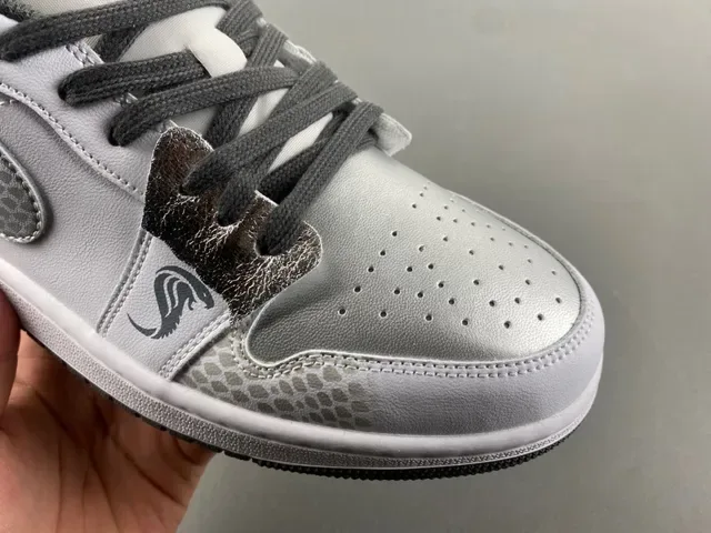 Nike Air Jordan 1 Low Sneakers Lifestyle Prata Metálica Impressão de Cobra 2