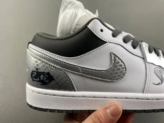 Nike Air Jordan 1 Low Sneakers Lifestyle Prata Metálica Impressão de Cobra 3