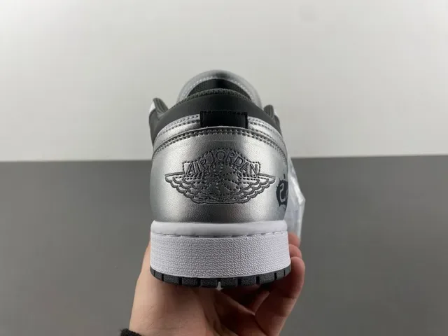 Nike Air Jordan 1 Low Sneakers Lifestyle Prata Metálica Impressão de Cobra 4