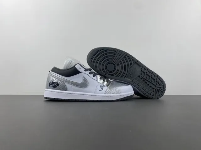 Nike Air Jordan 1 Low Sneakers Lifestyle Prata Metálica Impressão de Cobra 12