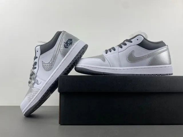 Nike Air Jordan 1 Low Sneakers Lifestyle Prata Metálica Impressão de Cobra 14