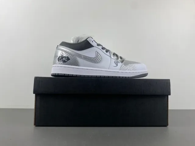 Nike Air Jordan 1 Low Sneakers Lifestyle Prata Metálica Impressão de Cobra 15