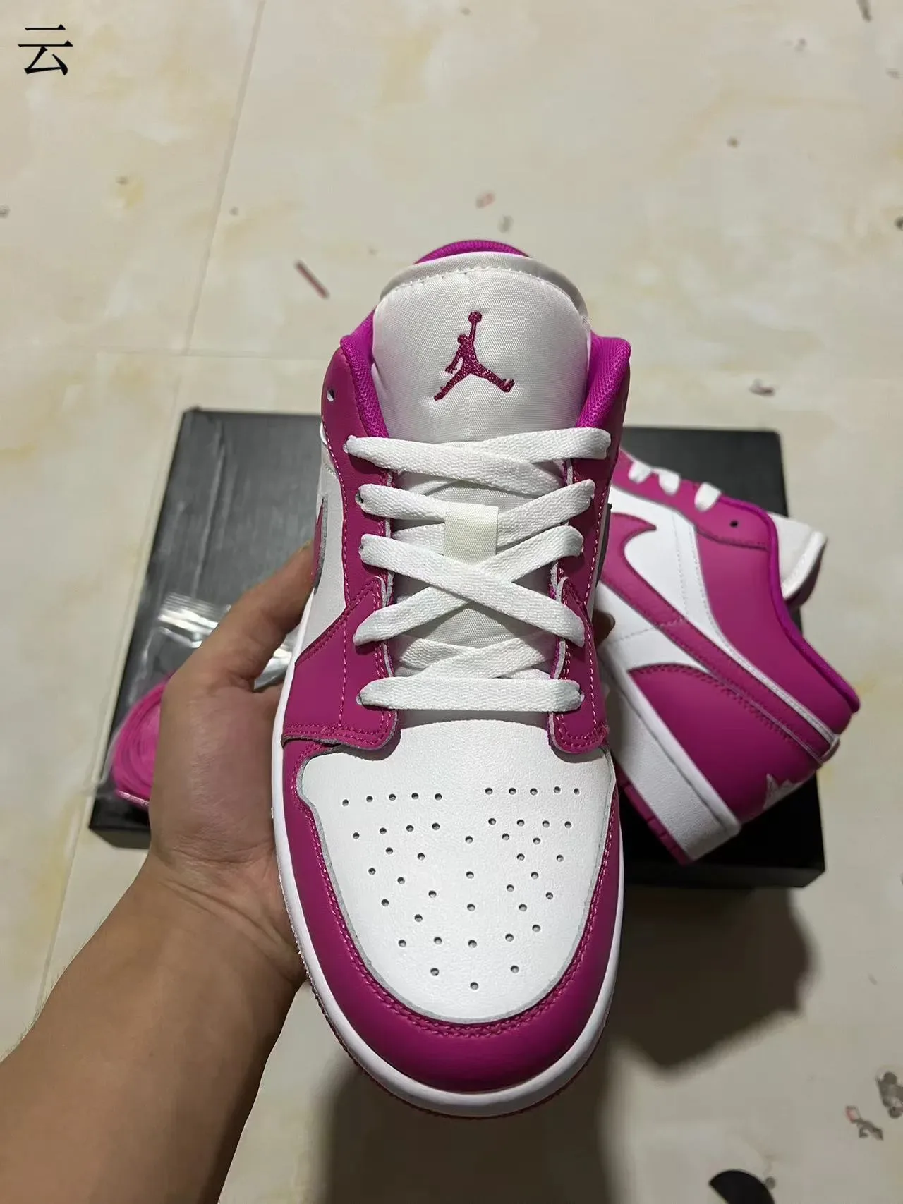Nike Air Jordan 1 Low Rose et Blanc Lifestyle Sneakers 3