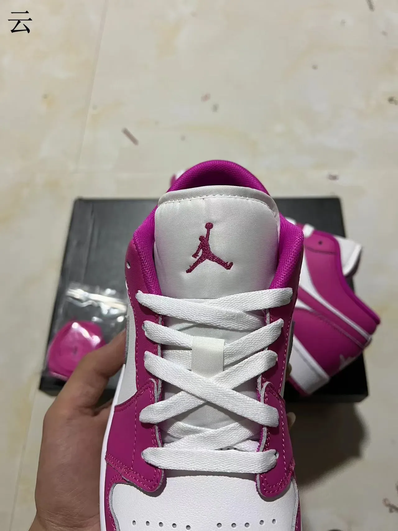 Nike Air Jordan 1 Low Rose et Blanc Lifestyle Sneakers 4
