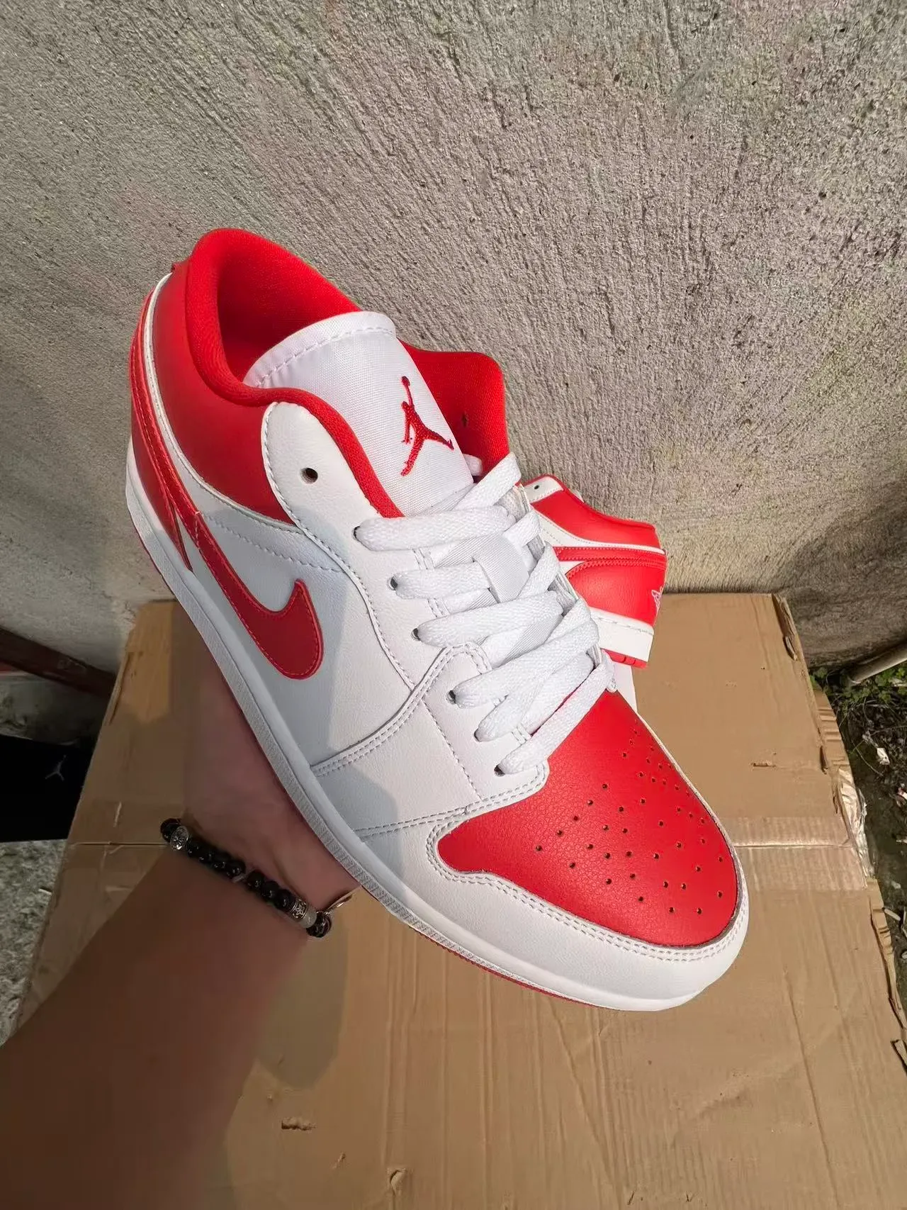 Nike Air Jordan 1 Blanc et Rouge Lifestyle Sneakers 2