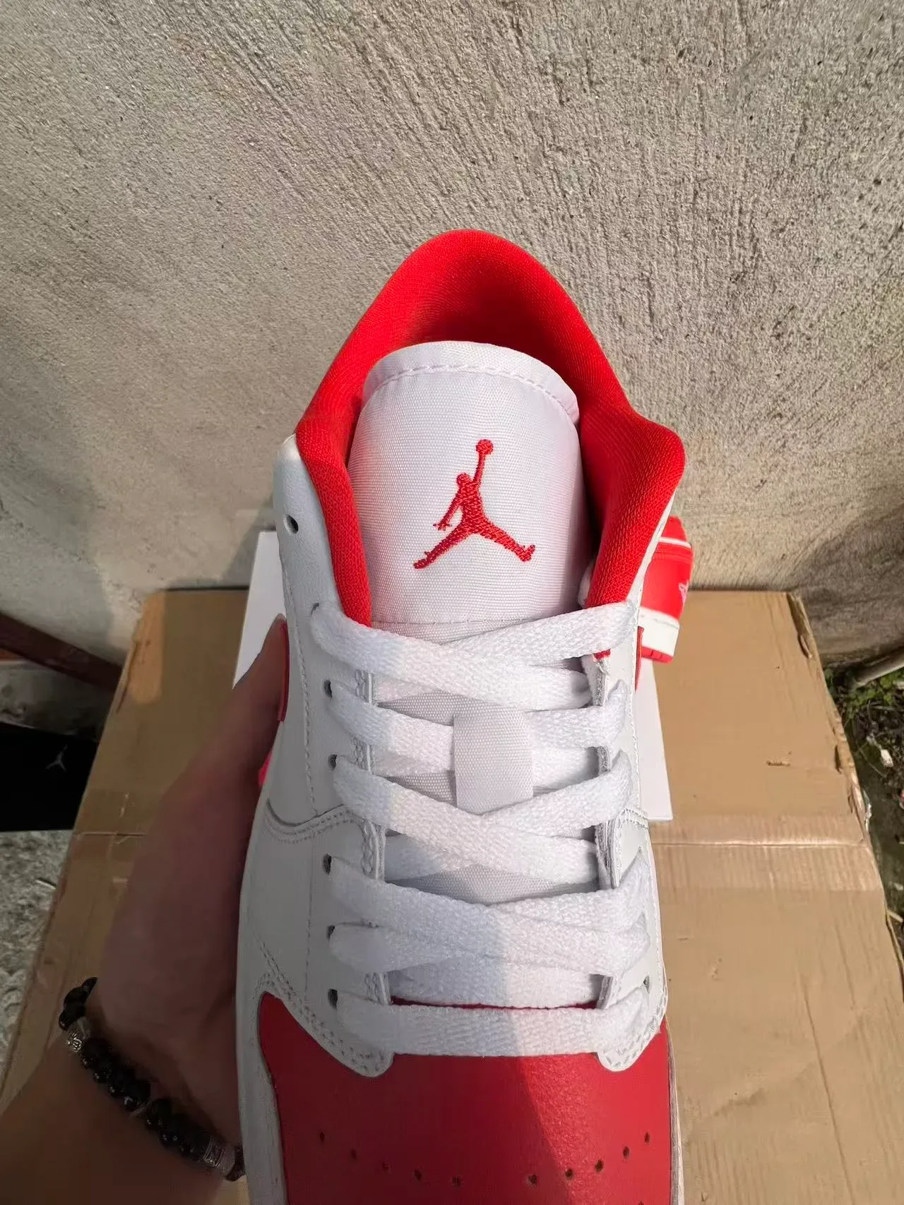 Nike Air Jordan 1 Blanc et Rouge Lifestyle Sneakers 4