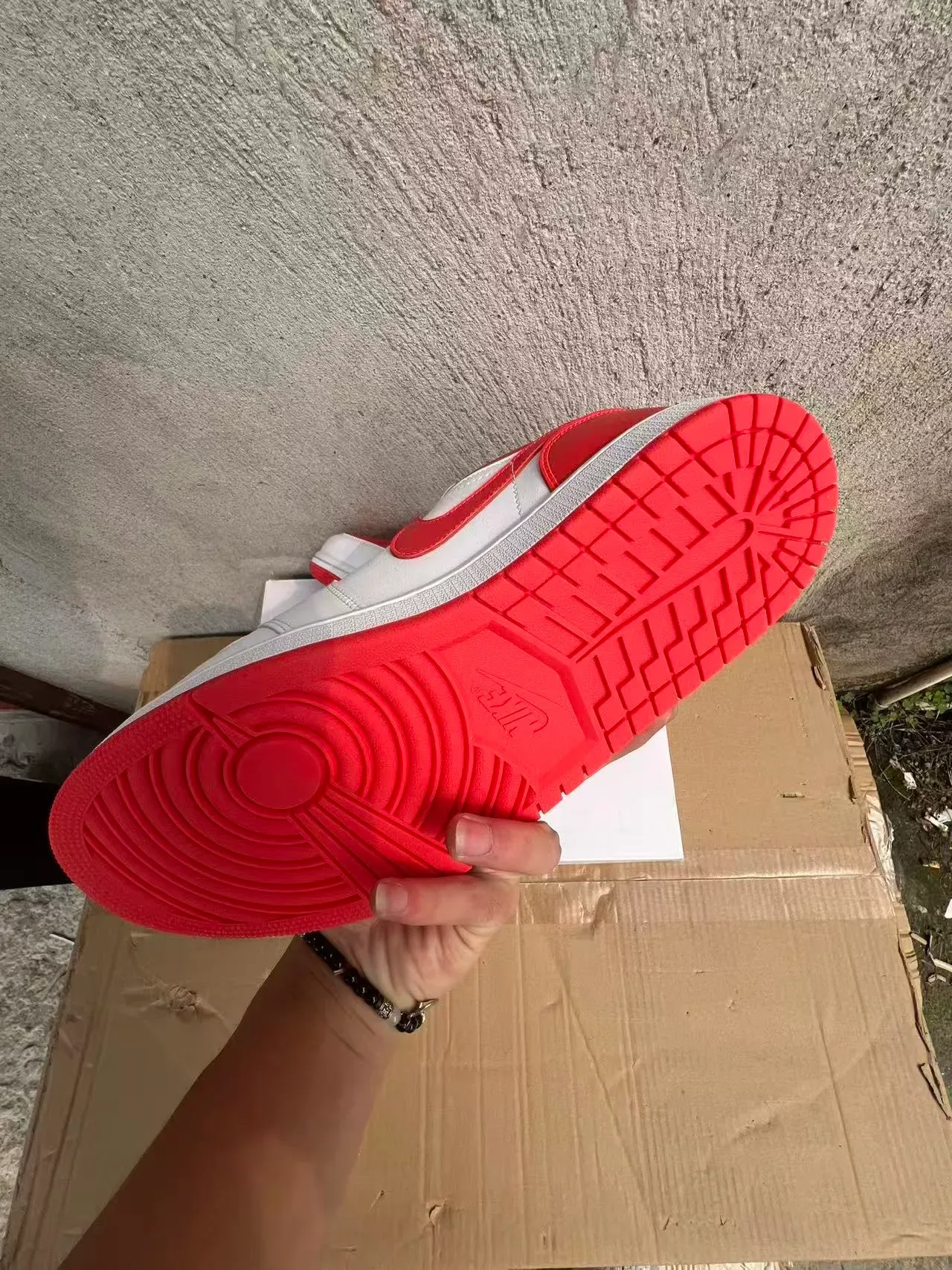 Nike Air Jordan 1 Blanc et Rouge Lifestyle Sneakers 6