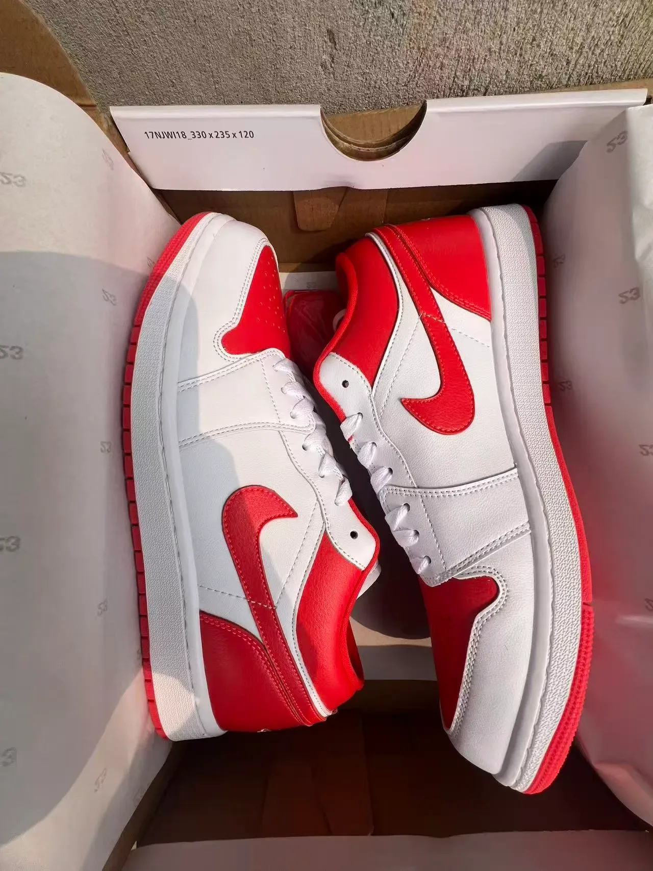 Nike Air Jordan 1 Blanc et Rouge Lifestyle Sneakers 9