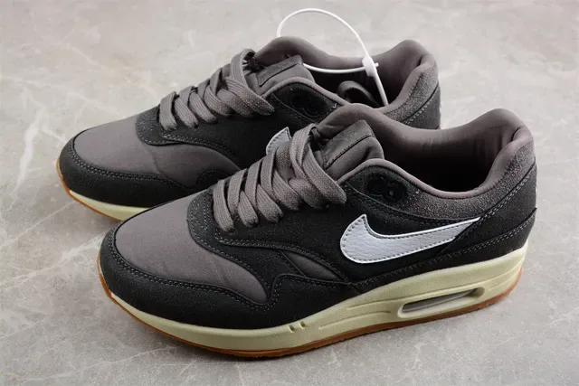 Nike Air Max 1 Gris Foncé Blanc Crème Gomme Sneakers Lifestyle 9